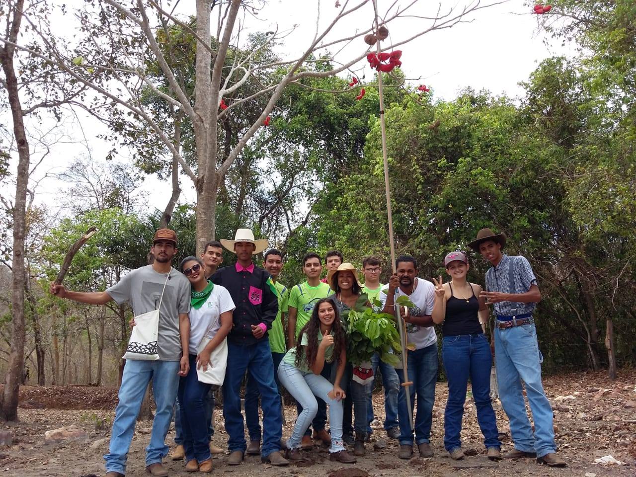 Turma do Técnico Integrado em Agroecologia em aula de campo nos assentamentos locais